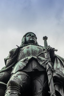Theresienplatz Martin-Behaim-Denkmal 